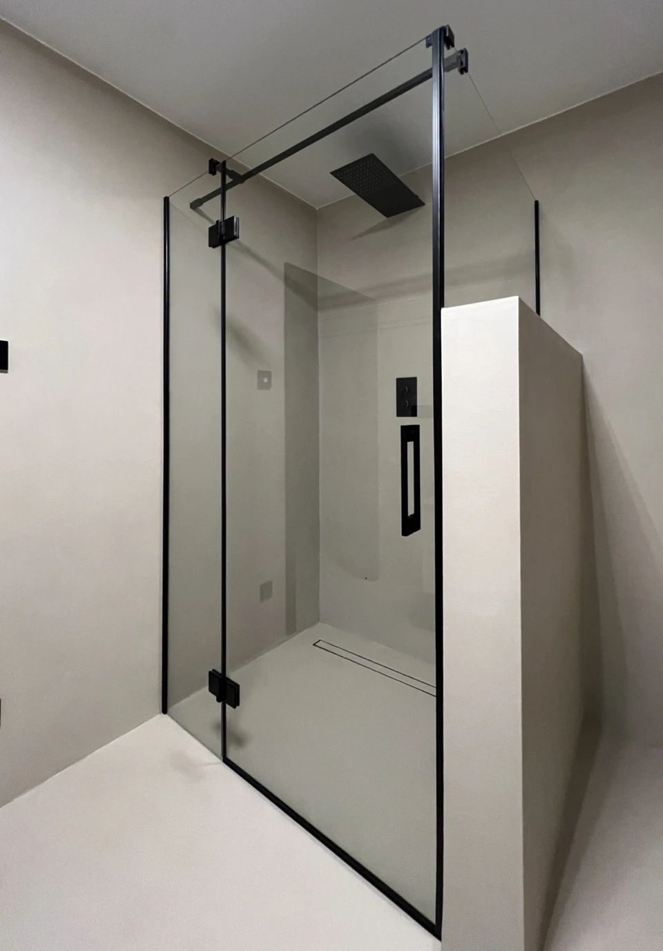 Nischendusche mit schwarzen Beschlägen, Griff und Stabilisationsstange